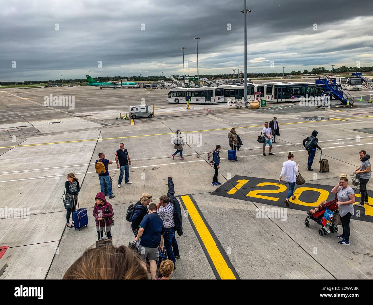 Dublin Airport Passagiere und Pendler Stockfoto