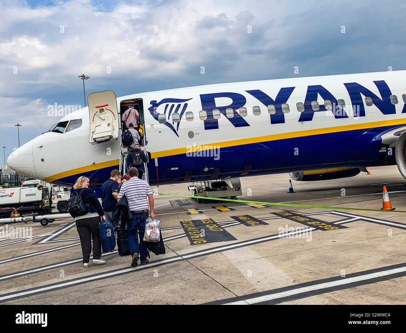 Reisende und Pendler boarding einen Ryanair Flug Stockfoto