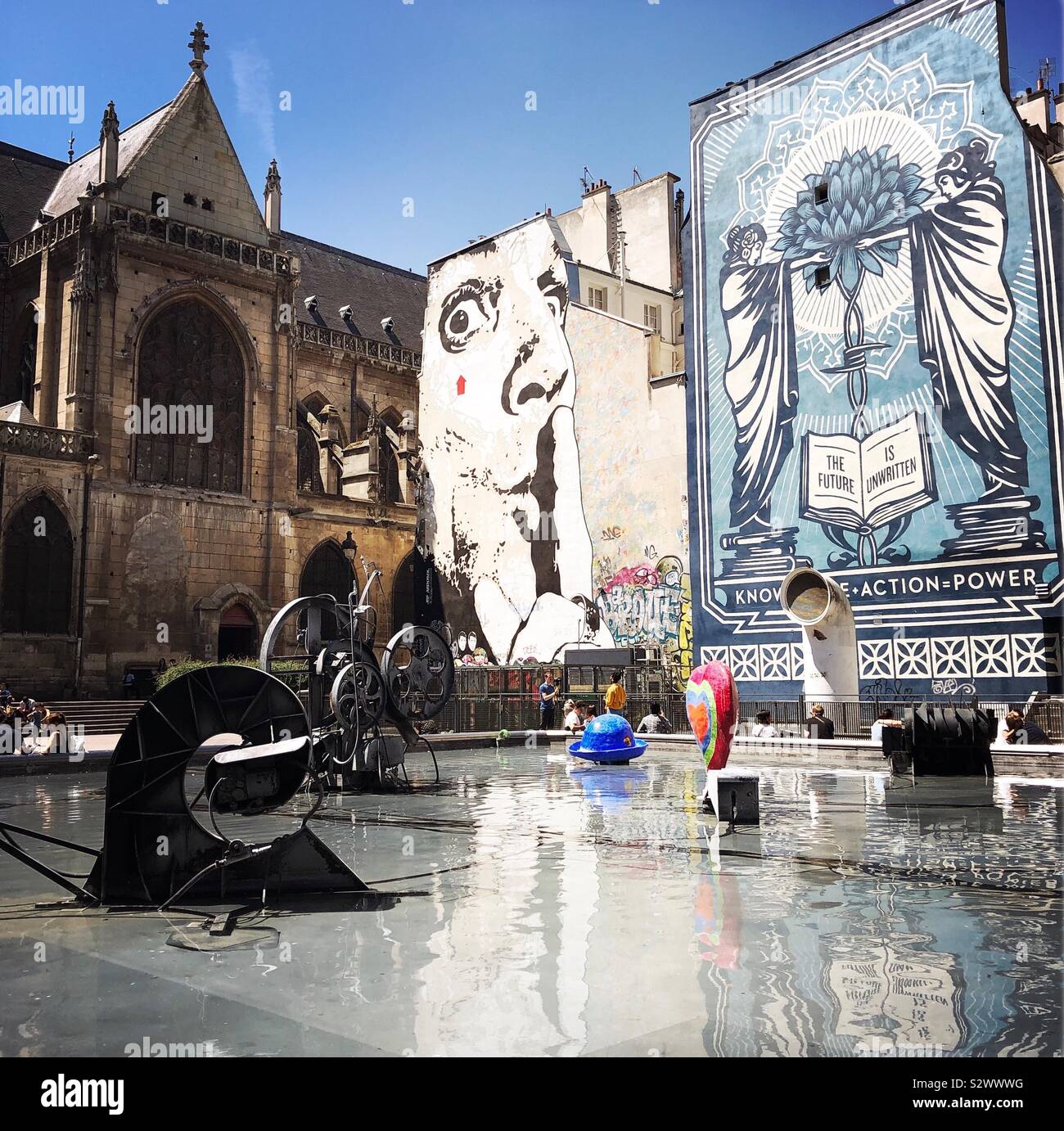 Skulpturen in Brunnen mit Wandmalereien in eckigen außerhalb des Centre Pompidou Museum, Paris. - Smartphone-aufgenommenes Stockfoto