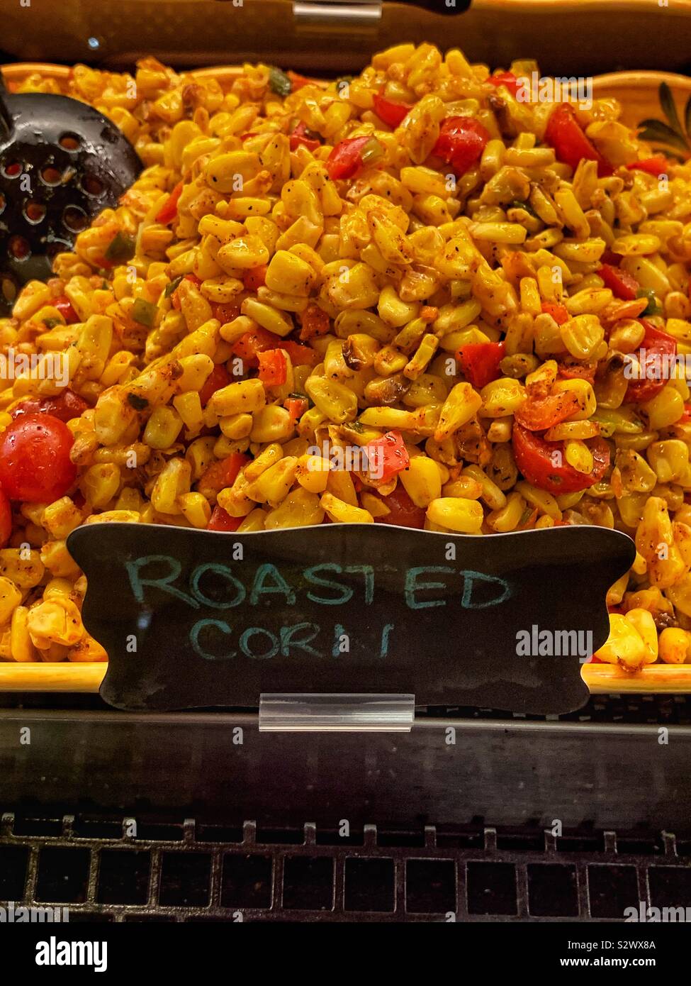 Schüssel voll mit gerösteten Mais. Stockfoto