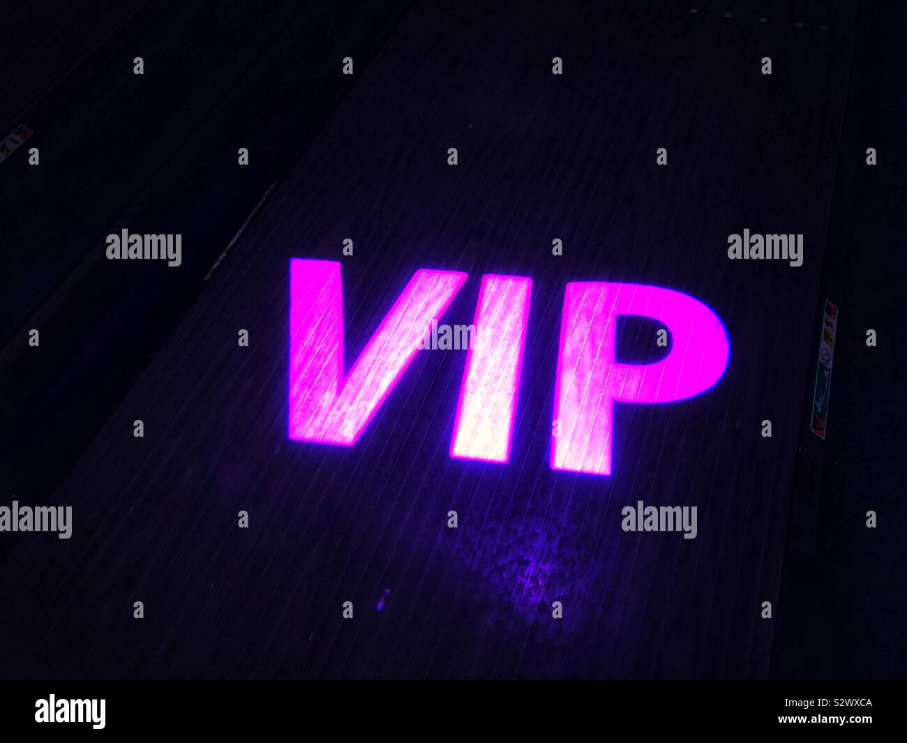 Neon Pink VIP-Zeichen - Smartphone-aufgenommenes Stockfoto