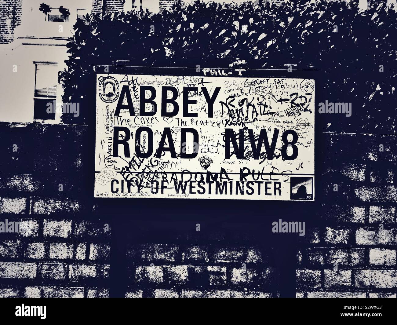 Graffitis auf Abbey Road Street in London, England Stockfoto