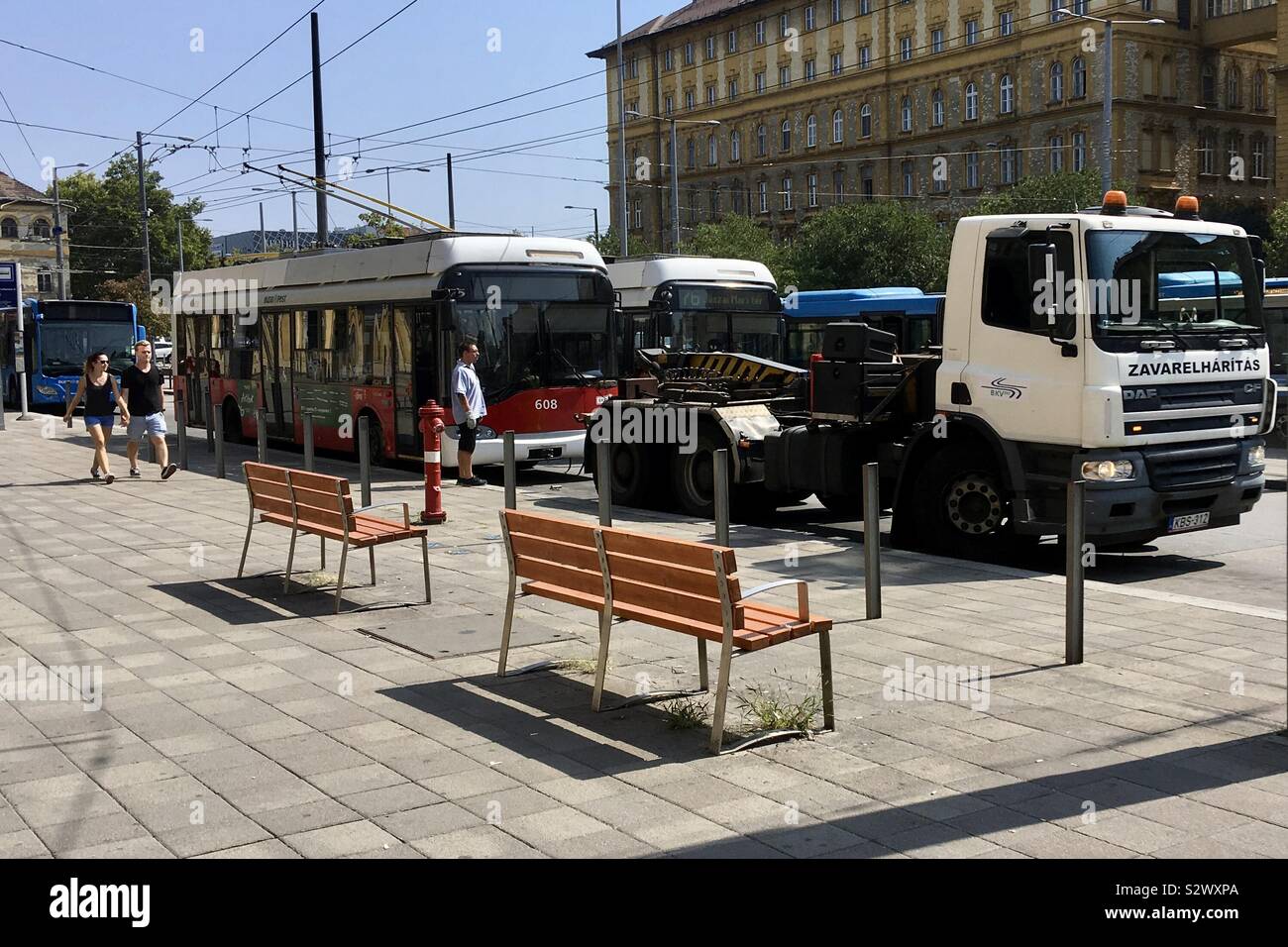 Abschleppwagen verbunden sind kaputte Trolley Bus in der Nähe des Keleti pályudvar (Bahnhof) Budapest, Ungarn Stockfoto