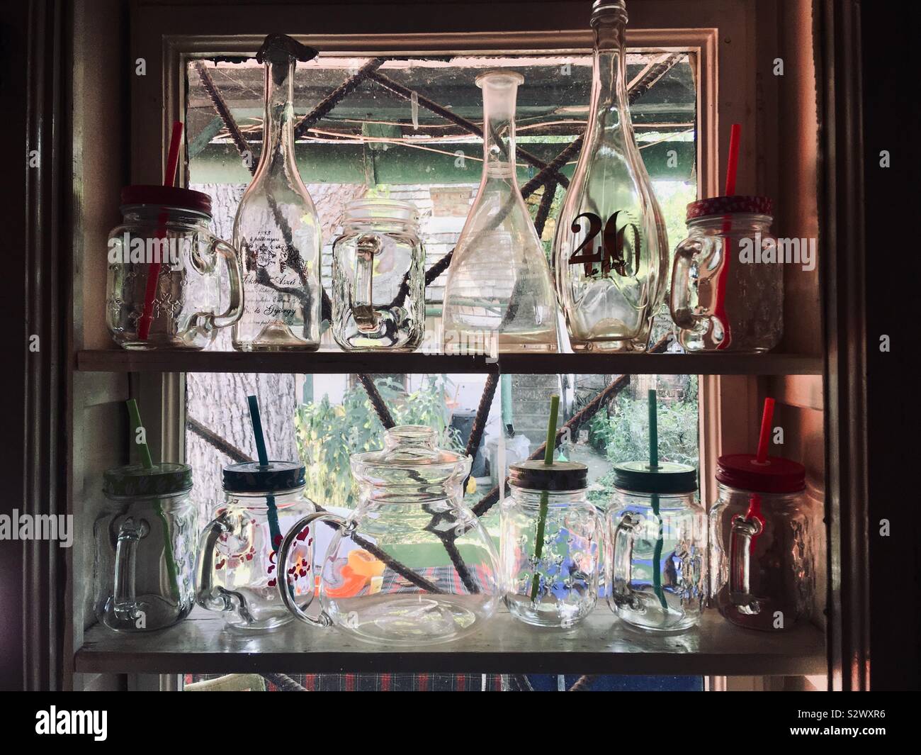 Retro Gläser auf eingebauten Regalen in der Küche Fenster Stockfoto
