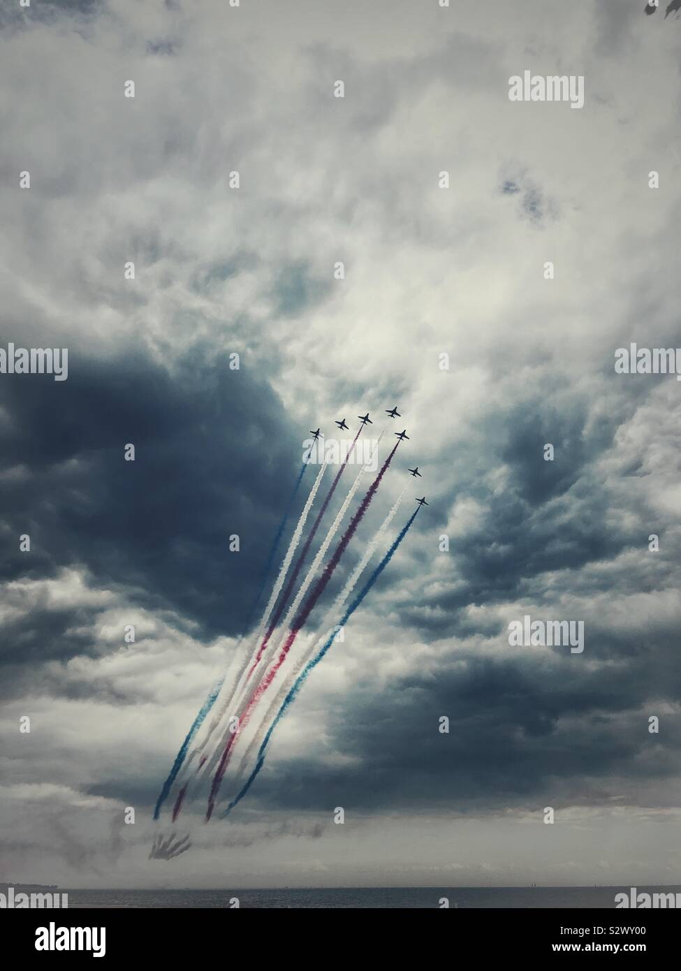 Die Snowbirds fliegen über den Lake Ontario in einem Air Show. - Smartphone-aufgenommenes Stockfoto