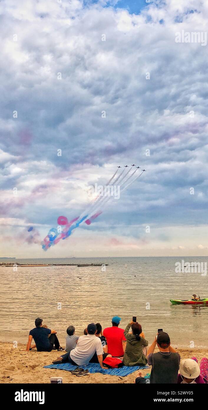 Die Leute am Strand beobachten Toronto Air Show. - Smartphone-aufgenommenes Stockfoto