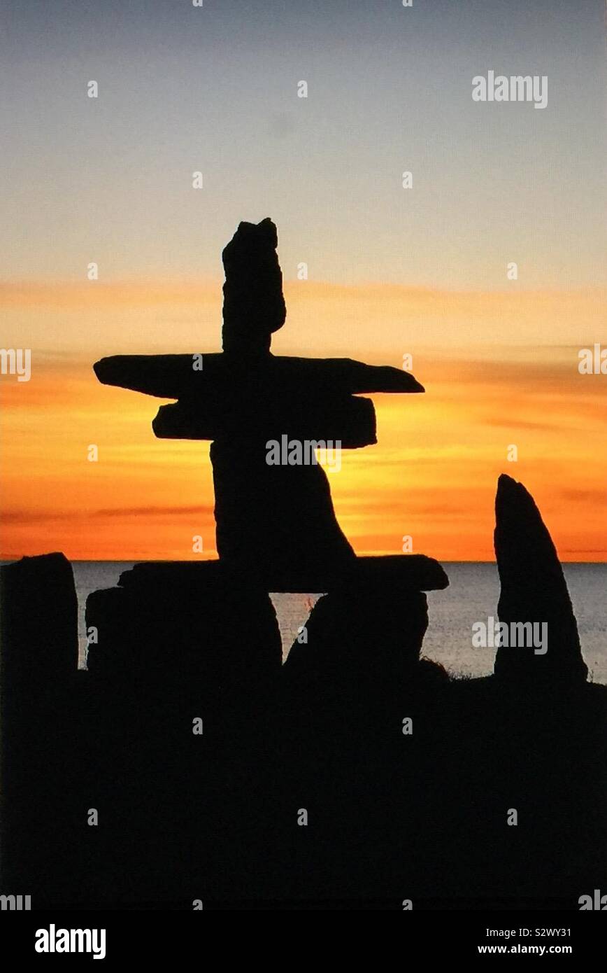 Dieses große inukshuk liegt am Ufer des Hudson Bay bei Churchill, Manitoba, Kanada inmitten schroffe Wildnis. Stockfoto