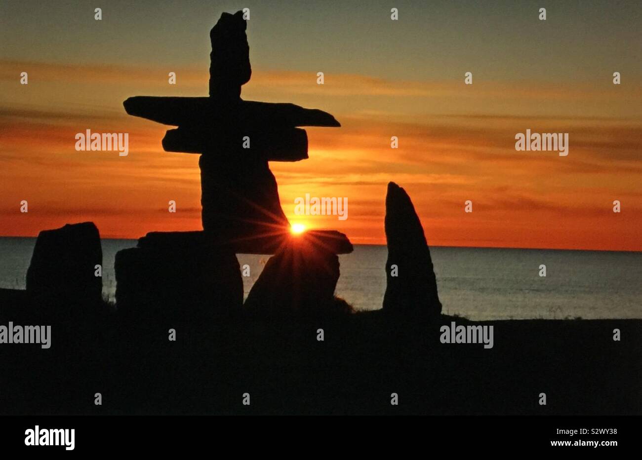 Dieses große inukshuk liegt am Ufer des Hudson Bay bei Churchill, Manitoba, Kanada inmitten schroffe Wildnis. Stockfoto