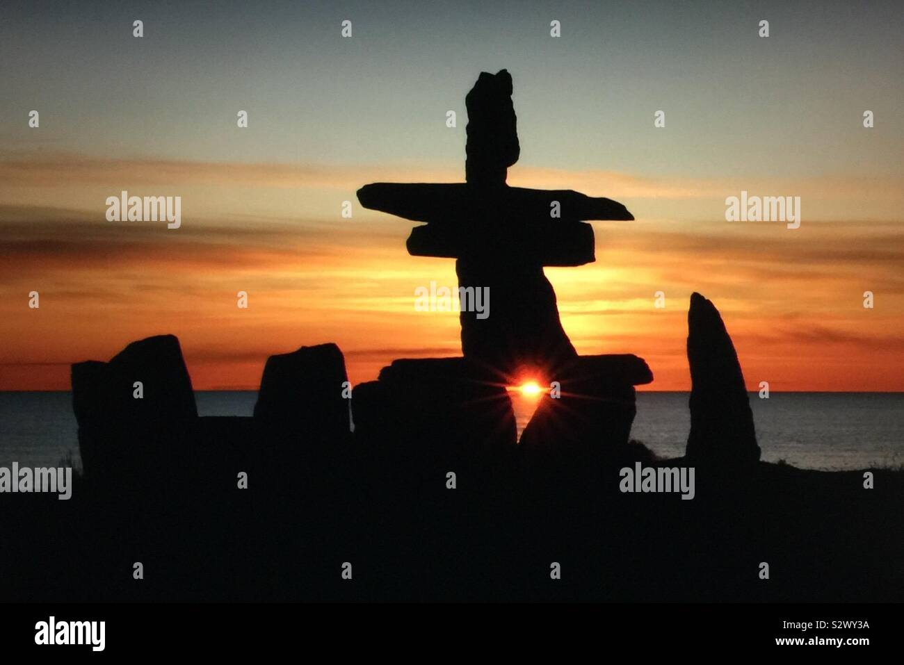 Dieses große inukshuk liegt am Ufer des Hudson Bay bei Churchill, Manitoba, Kanada inmitten schroffe Wildnis. Stockfoto
