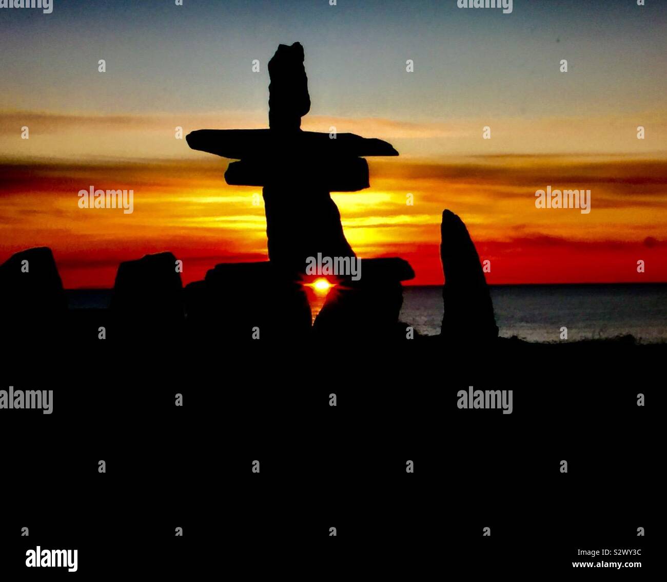 Dieses große inukshuk liegt am Ufer des Hudson Bay bei Churchill, Manitoba, Kanada inmitten schroffe Wildnis. Stockfoto