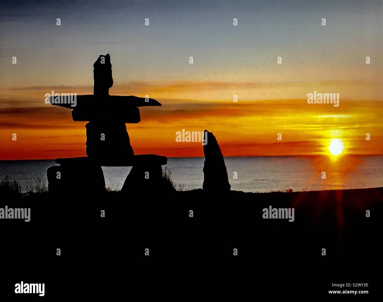 Dieses große inukshuk liegt am Ufer des Hudson Bay bei Churchill, Manitoba, Kanada inmitten schroffe Wildnis. Stockfoto