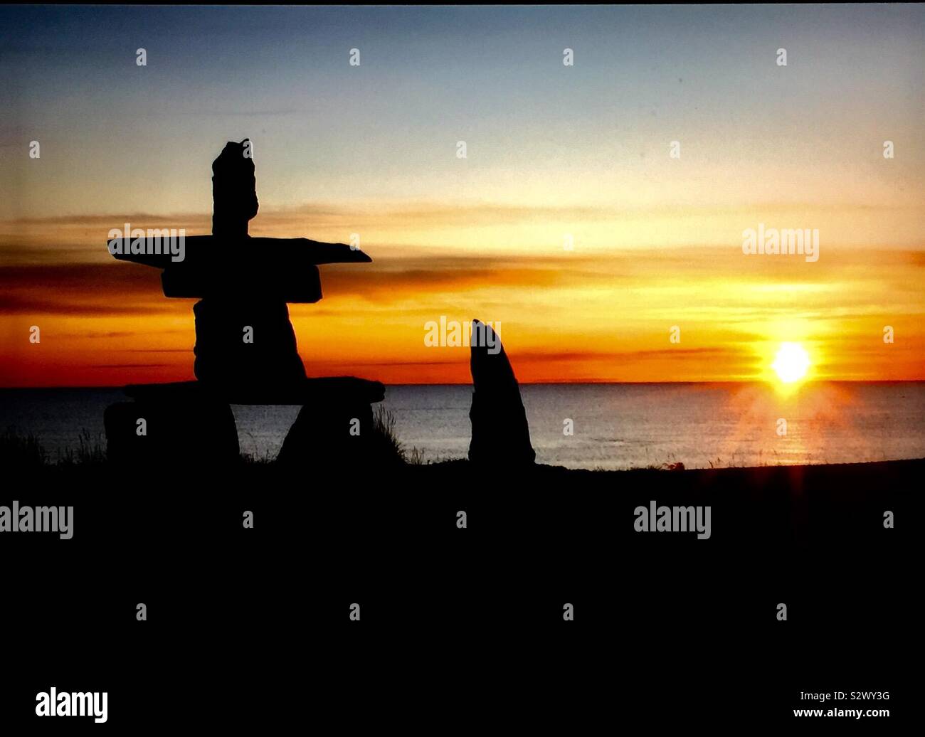 Dieses große inukshuk liegt am Ufer des Hudson Bay bei Churchill, Manitoba, Kanada inmitten schroffe Wildnis. Stockfoto