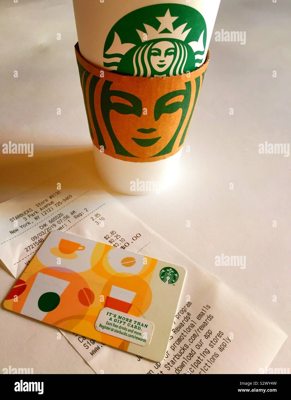 Noch immer leben in ein Starbucks Coffee Cup, Geschenkkarten und Beleg für die Transaktion, USA Stockfoto
