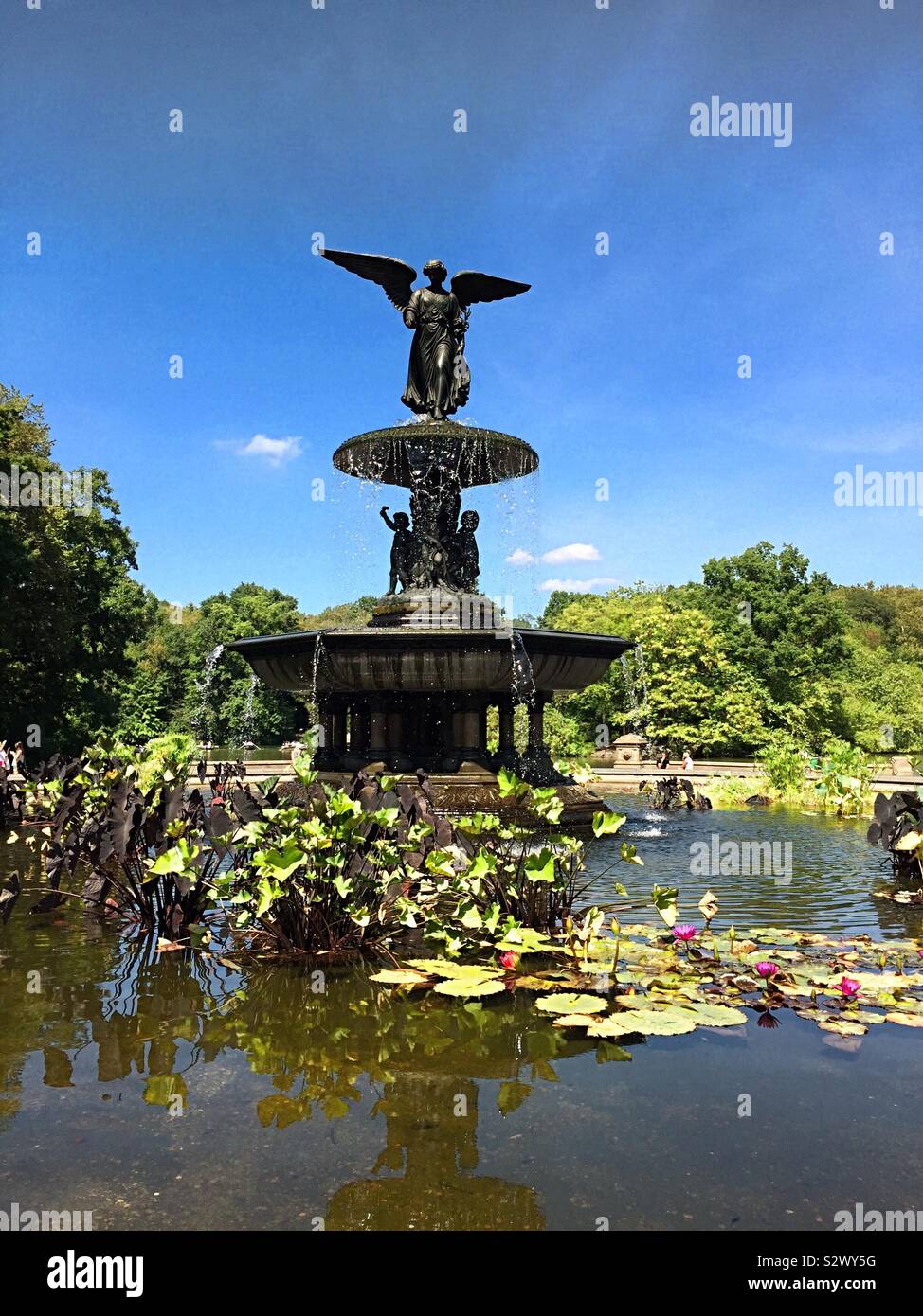Bethesda Terrasse hat den Engel der Wasser Brunnen, die wunderschön in der Sommerzeit ist, Central Park, New York City, USA Stockfoto