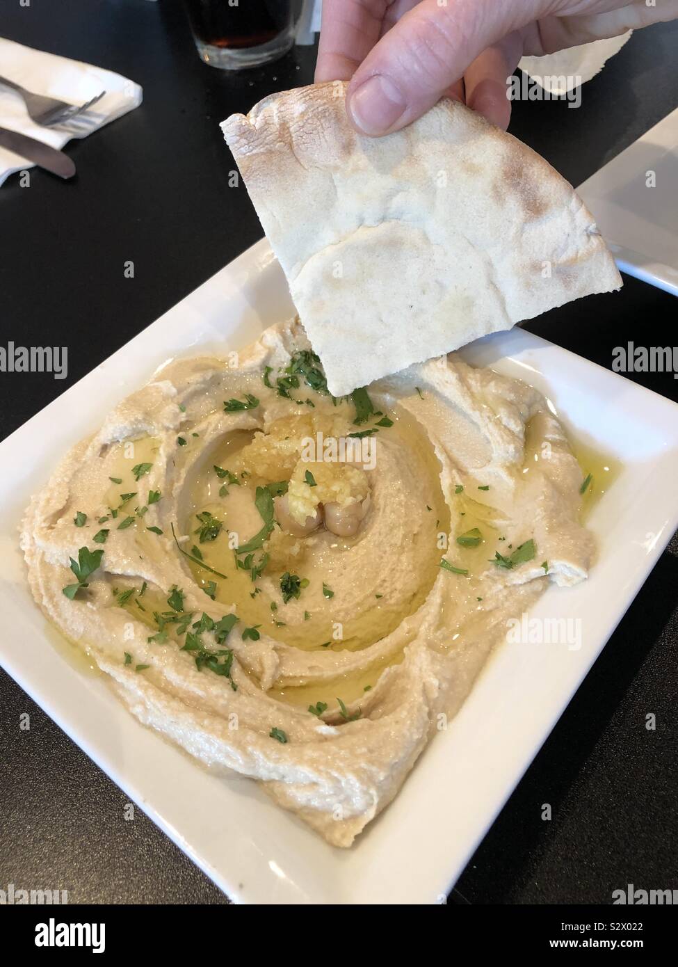 Hummus und pita Brot zum Essen Stockfoto