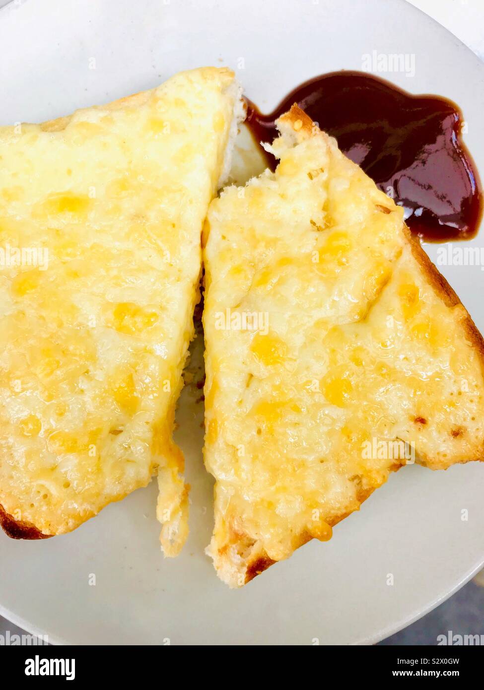 Käse auf Toast mit brauner Soße Stockfoto