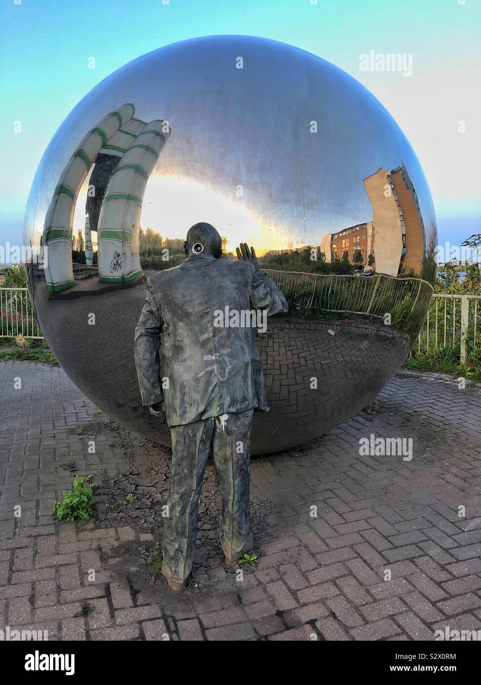 Große silberne Kugel Kunst arbeiten in Cardiff Bay. - Smartphone-aufgenommenes Stockfoto