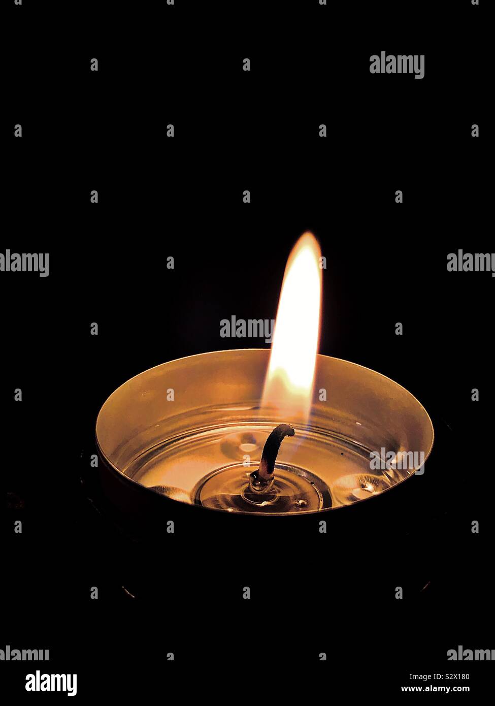 Tealight candle light - Smartphone-aufgenommenes Stockfoto