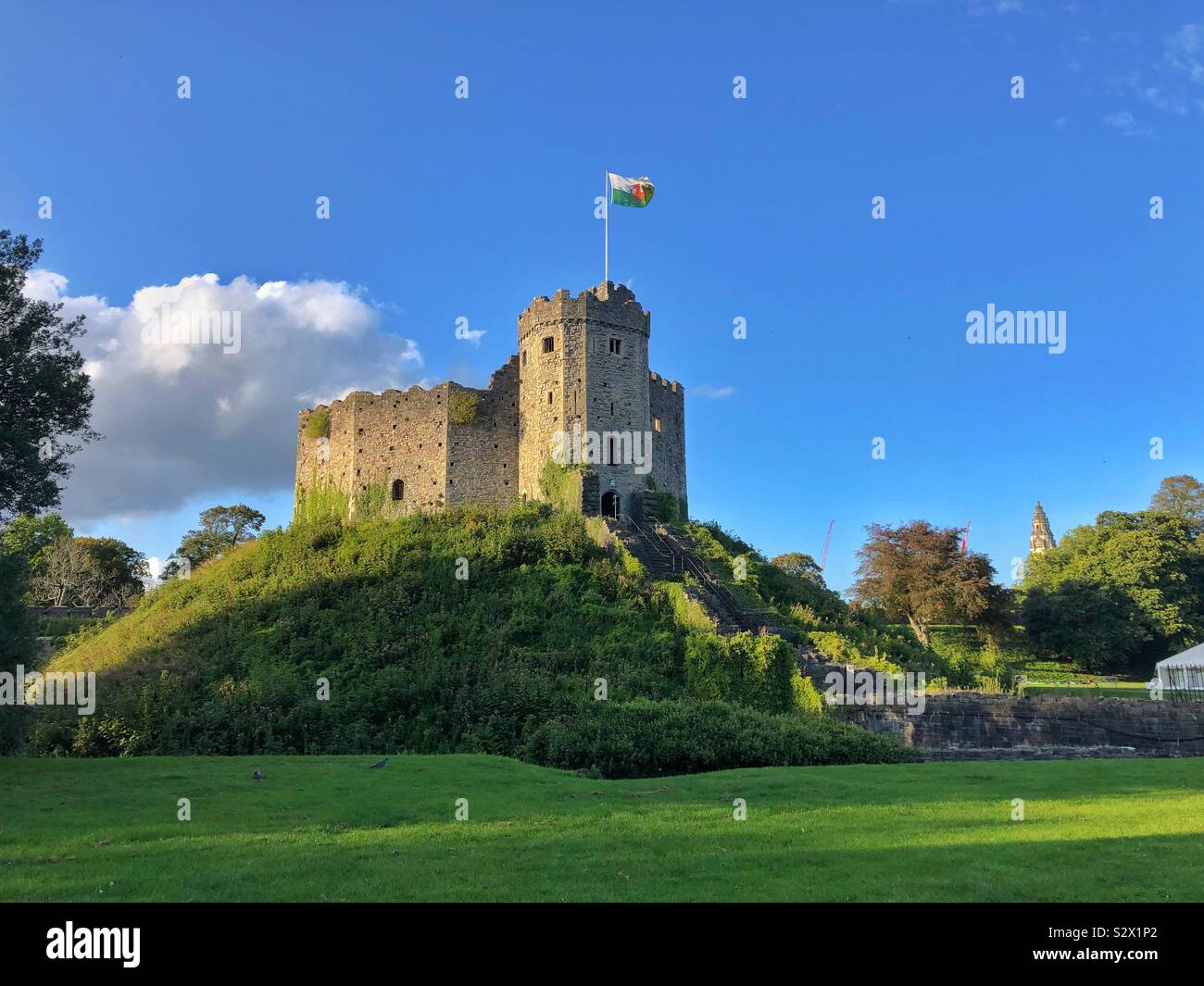 Das Schloss von Cardiff halten unter der Flagge von Wales, am frühen Abend, September. Stockfoto