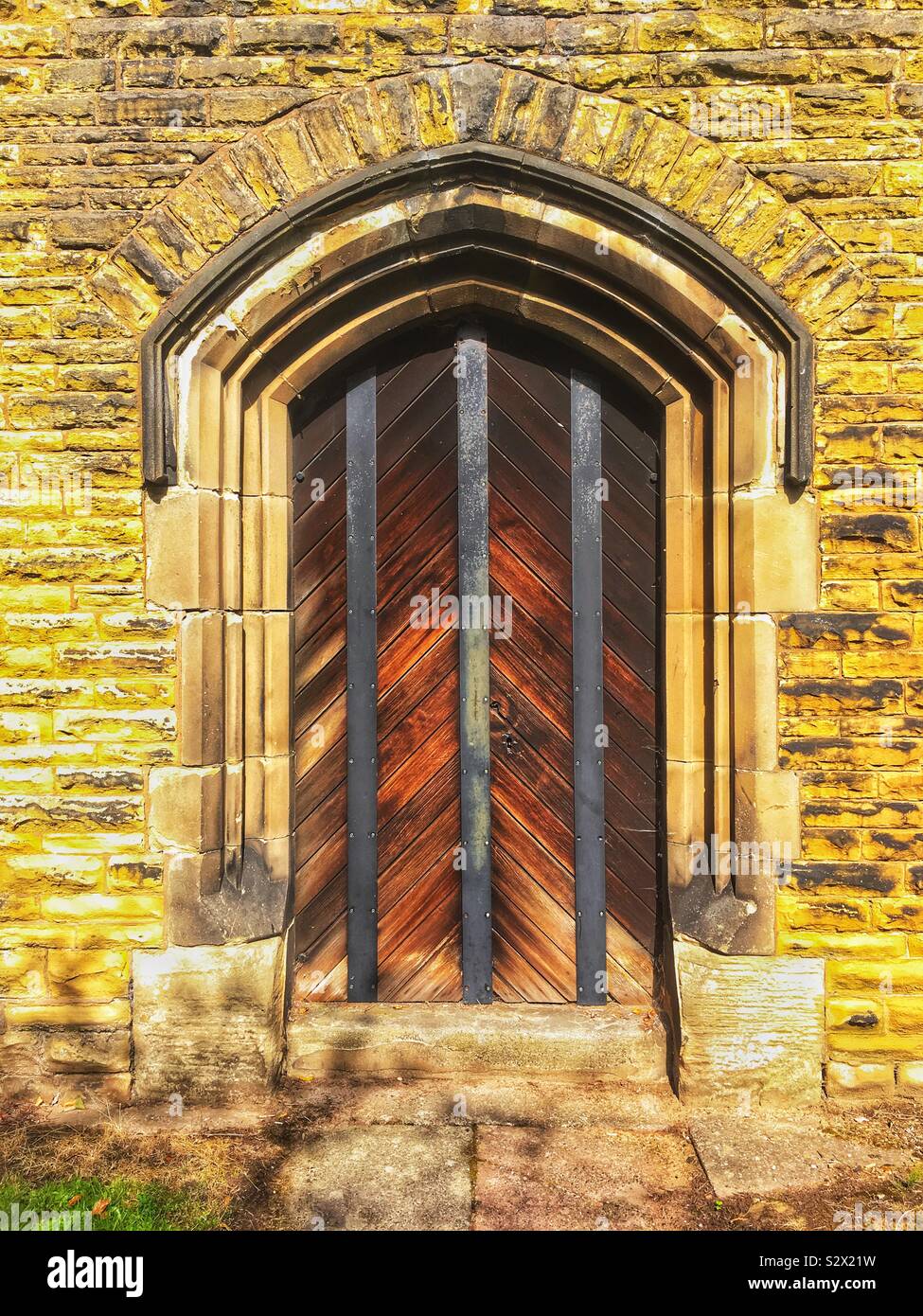Eingang zur Kirche - Smartphone-aufgenommenes Stockfoto