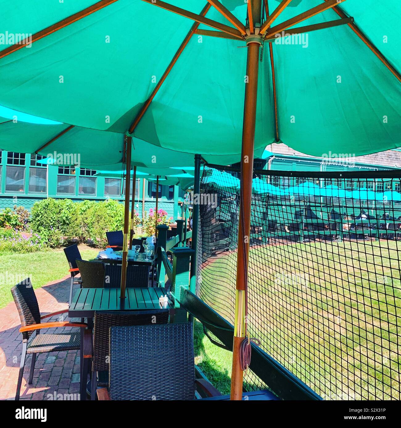 Sitzgelegenheiten im Freien bei La Forge Casino Restaurant mit Blick auf die Tennisplätze an der International Tennis Hall of Fame, Newport, Rhode Island, United States. - Smartphone-aufgenommenes Stockfoto