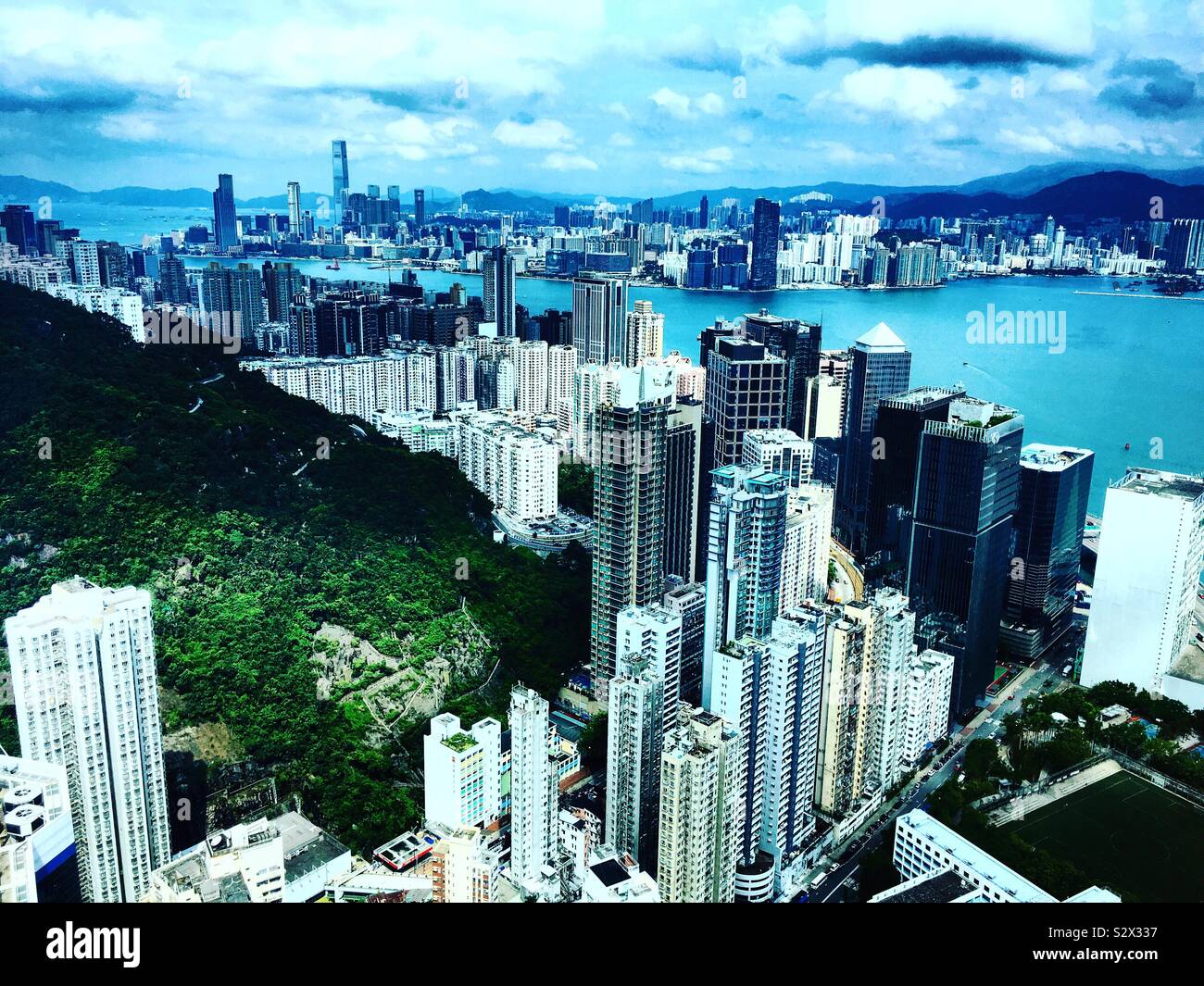 Hong Kong. Victoria Harbour View. Die Hong Kong Insel im Vordergrund. Kowloon im Hintergrund. Blick von der Facebook-Büro in Taikoo Place. Stockfoto