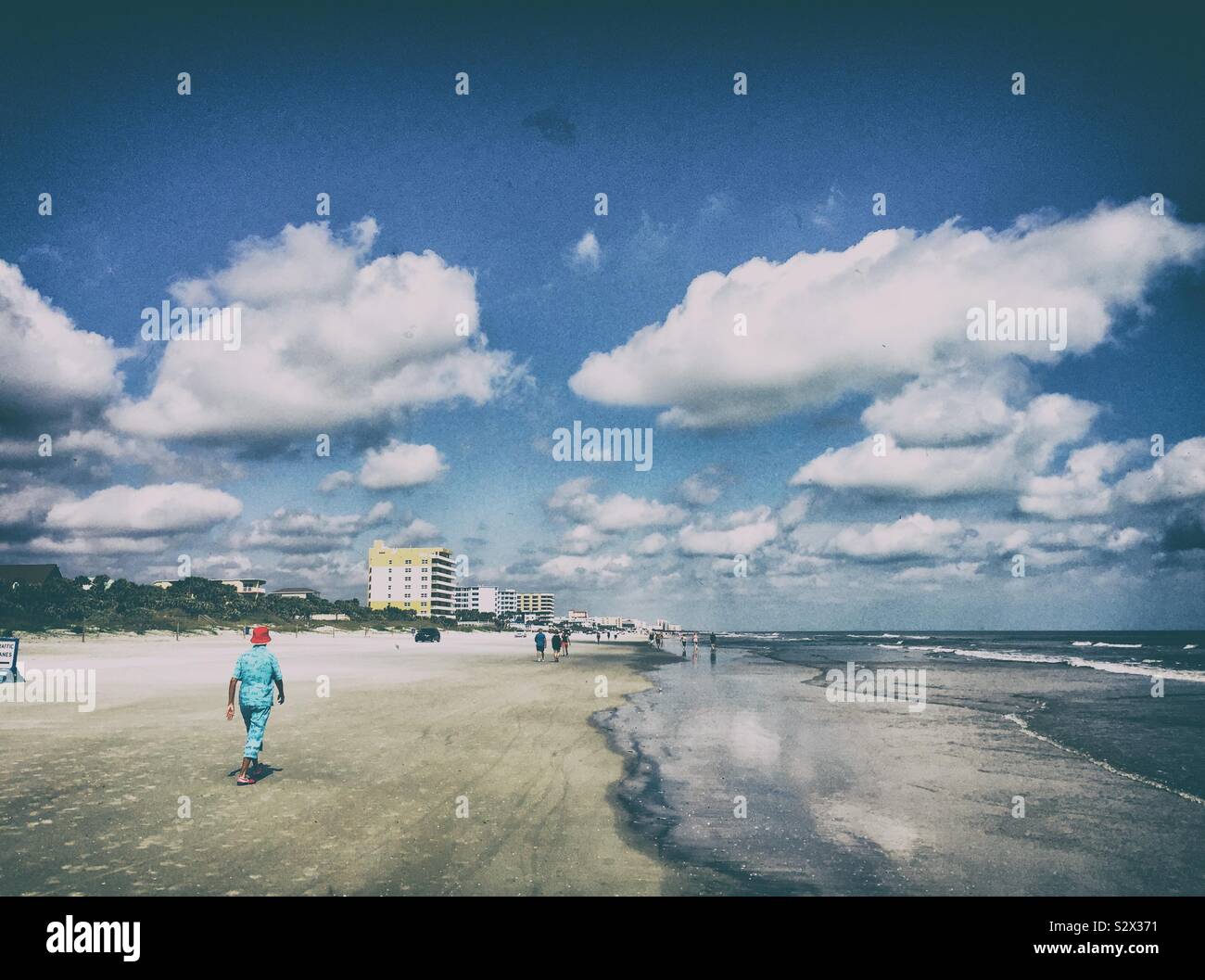 New Smyrna Beach in Florida ist voll von Menschen zu Fuß an der Küste entlang und ihr Fahrzeug nach oben und unten am Ufer in den Sand. Stockfoto