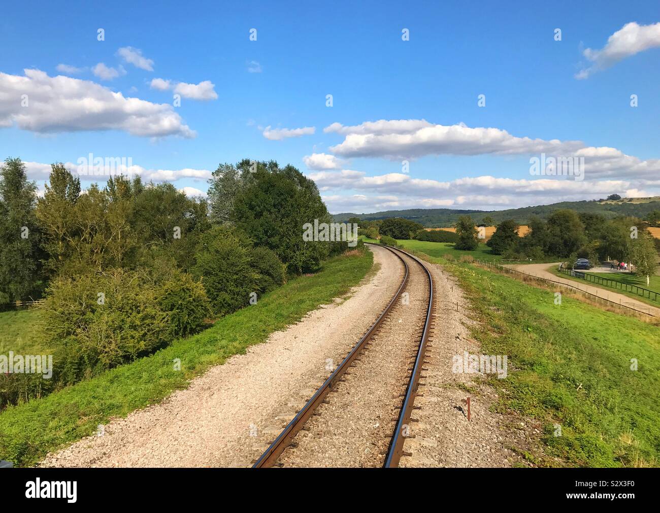 Einspurige Eisenbahnlinie durch englische Landschaft läuft Stockfoto