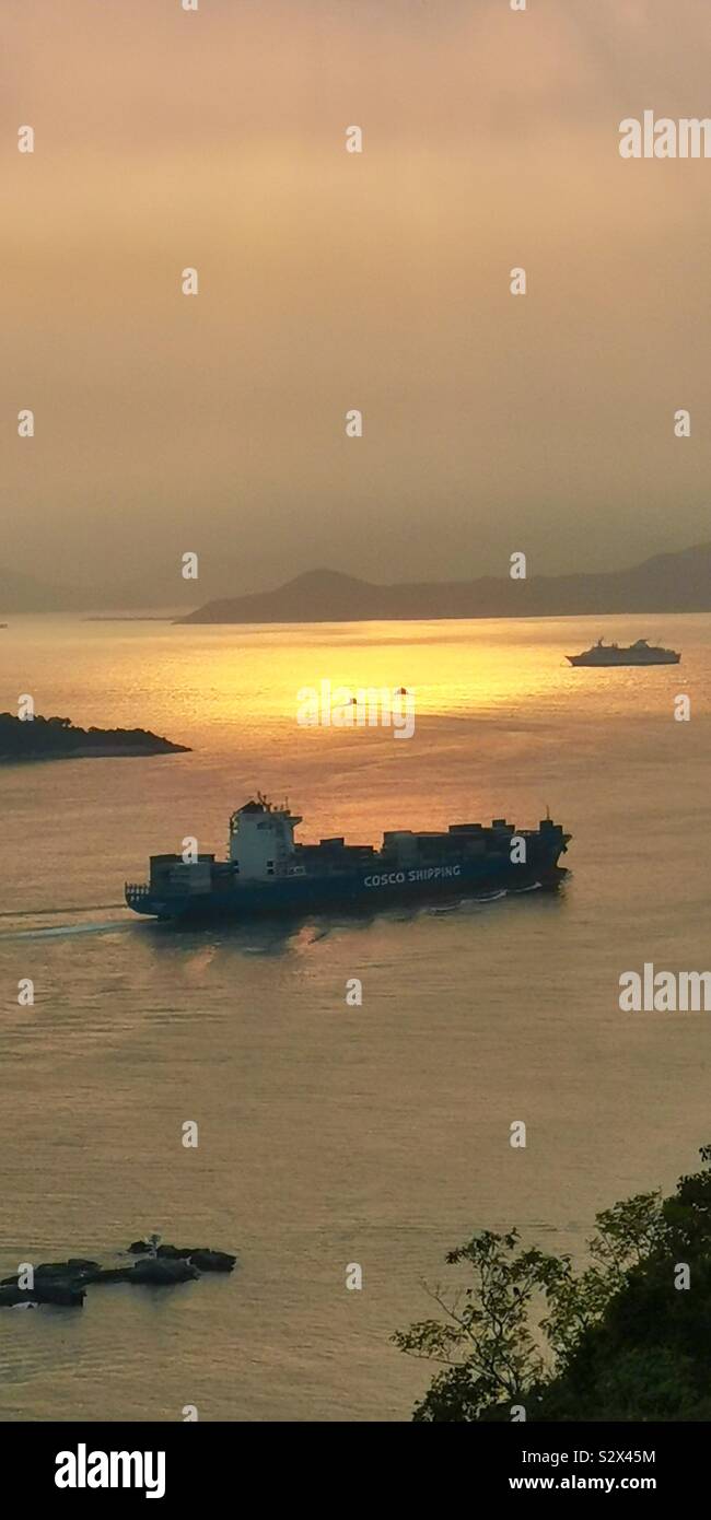 Ein cosco Container schiff im Osten Lamma Channel Crossing in Hongkong. - Smartphone-aufgenommenes Stockfoto