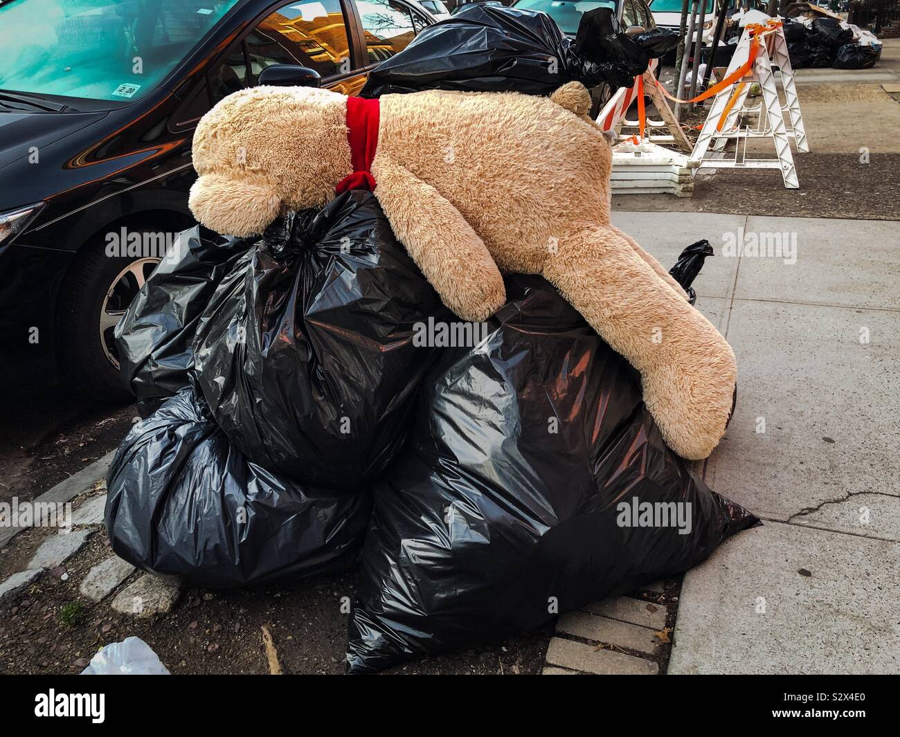Riesige Teddybären in den Müll Stockfoto