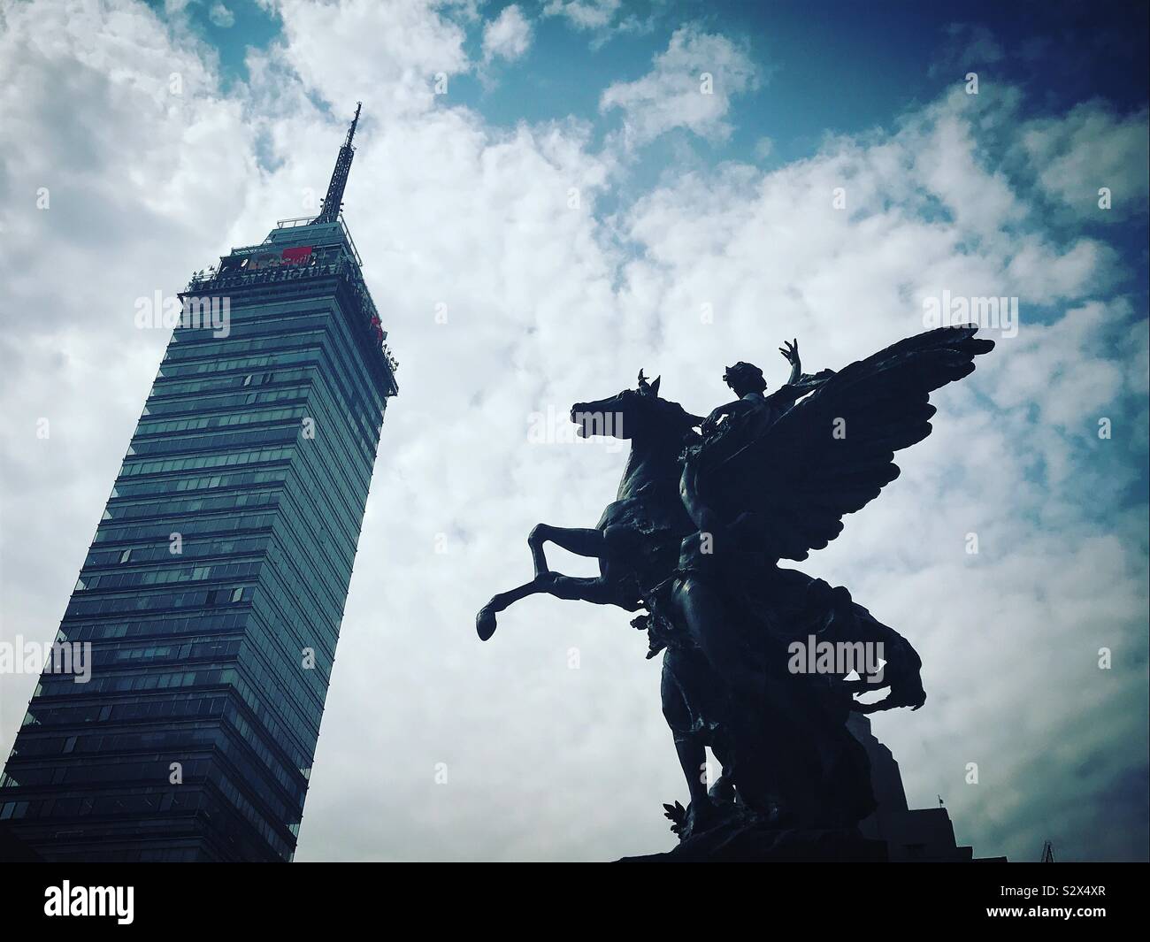 Das Torre Latina Wolkenkratzer und ein Pegasus Skulptur außerhalb des Palacio de Bellas Artes Palast in Mexiko City, Mexiko Stockfoto