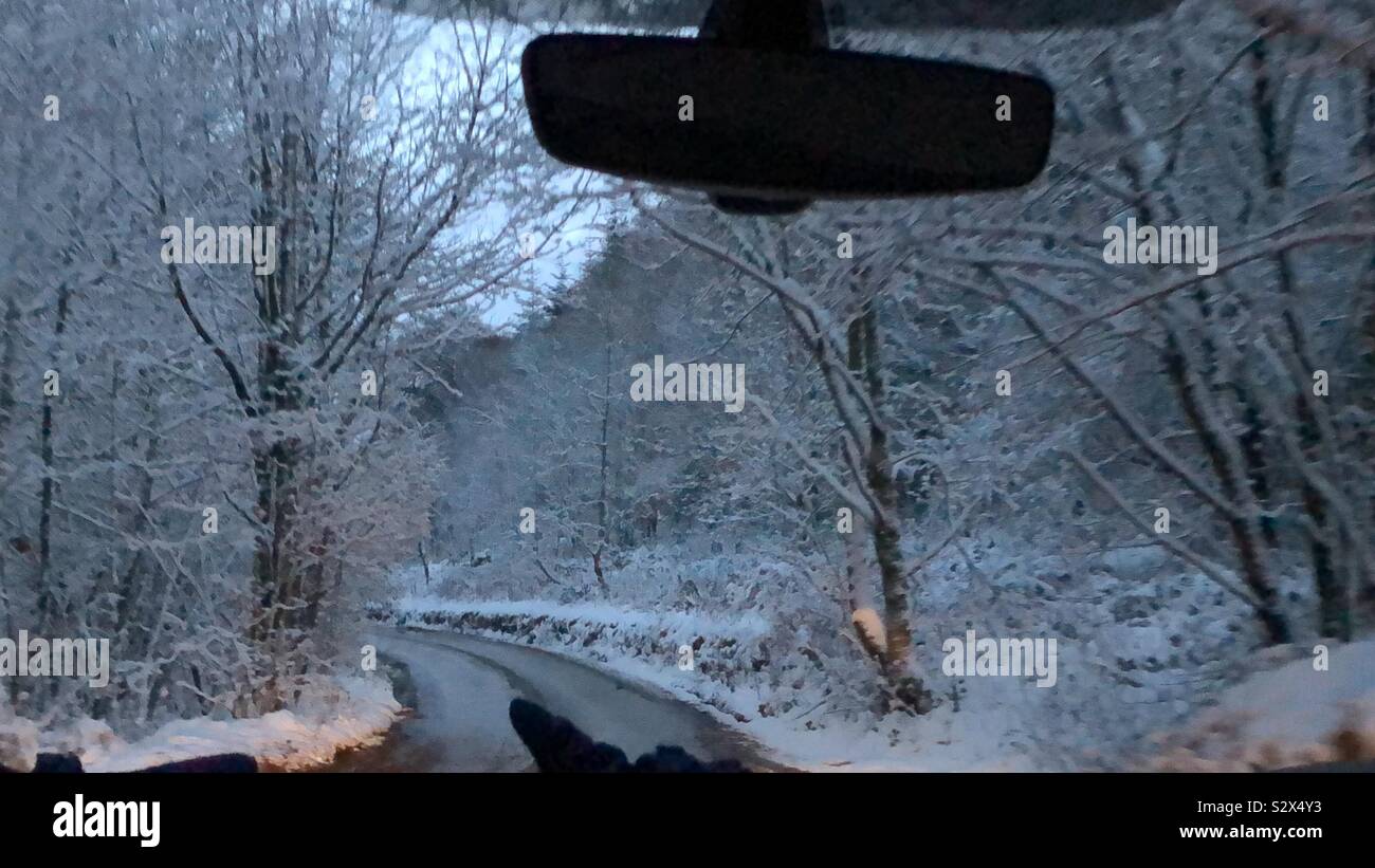 Fahrt durch Talybont Brecon Beacons Straßen im Winter schnee Stockfoto