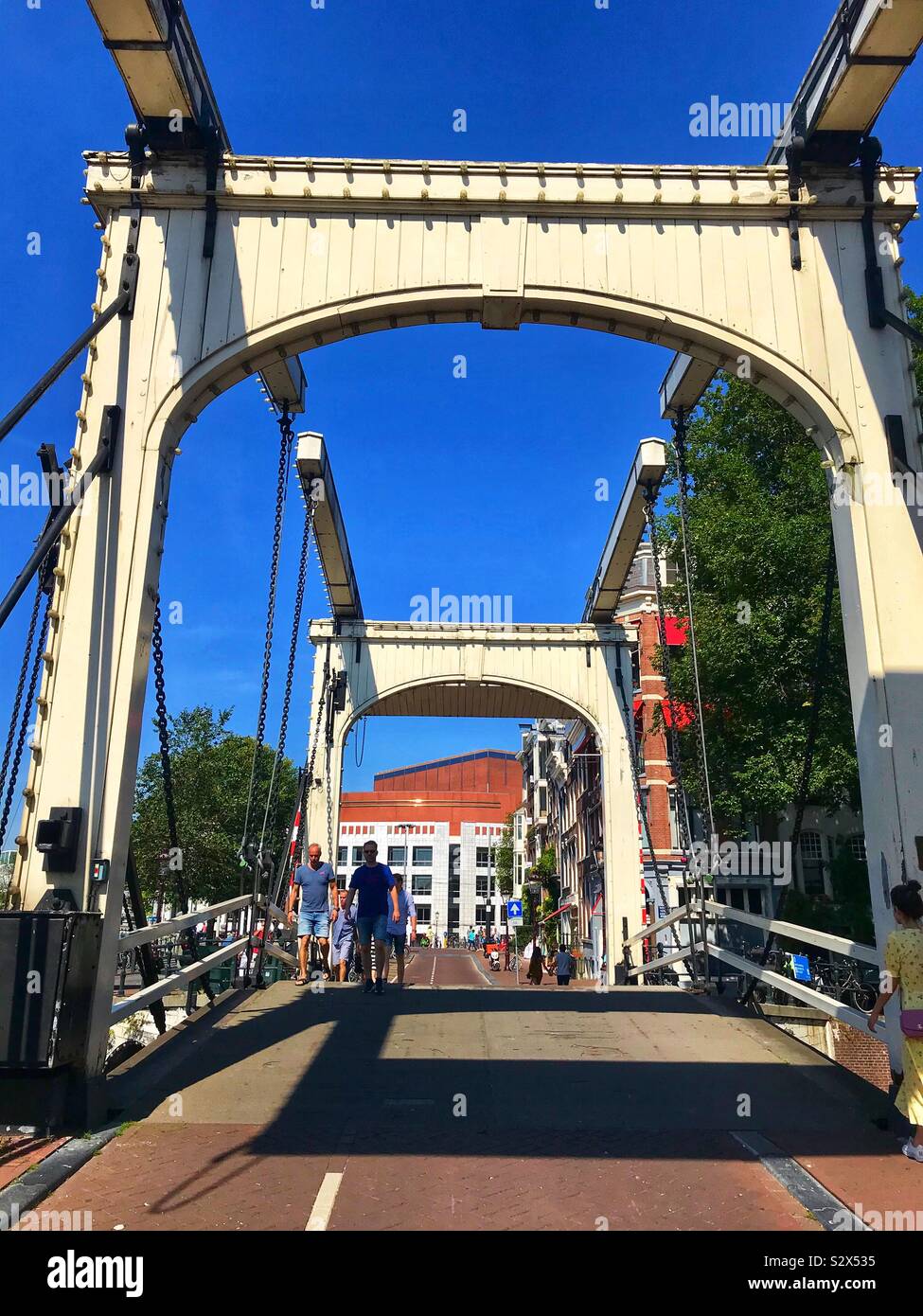 Amsterdam-Kanalbrücke - Smartphone-aufgenommenes Stockfoto