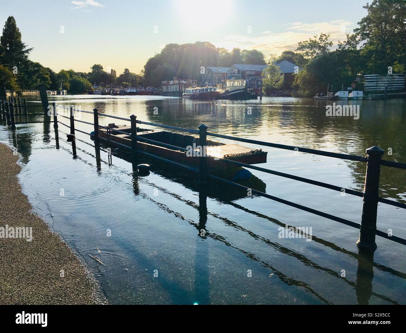 Boot bei Flut Twickenham riverside Middlesex GROSSBRITANNIEN Stockfoto