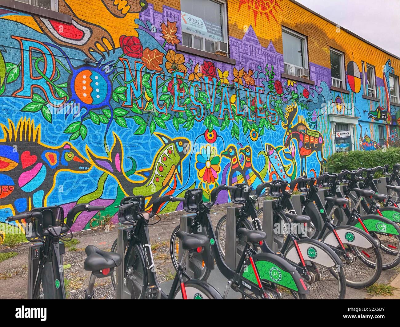 Indigene Kunst arbeiten an einem Gebäude Exterieur in einem Toronto Nachbarschaft gemalt. - Smartphone-aufgenommenes Stockfoto
