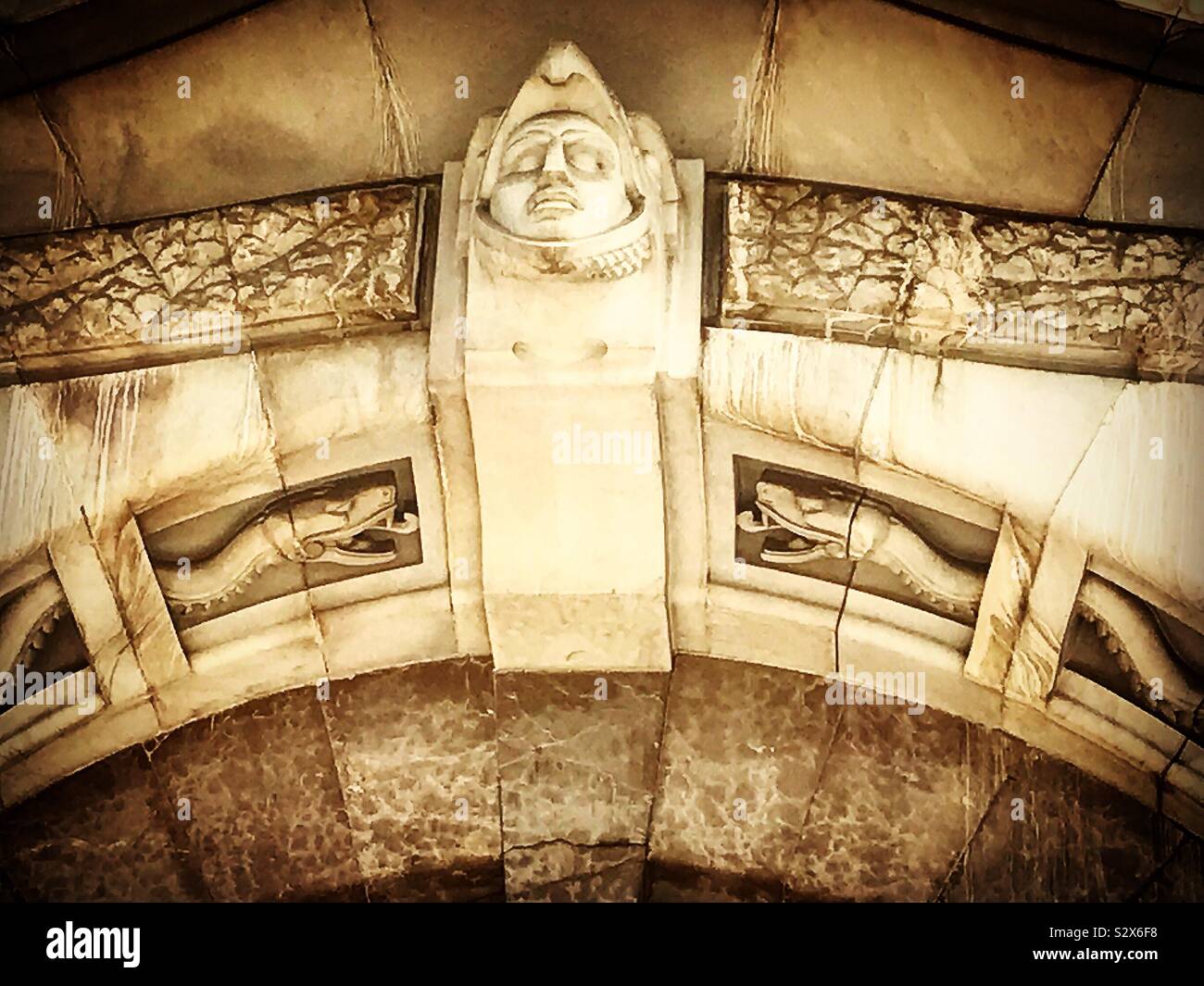 Ein guerrero Jaguar Jaguar (Krieger) Kopf und zwei Schlangen zieren den Palacio de Bellas Artes Palast in Mexiko City, Mexiko - Smartphone-aufgenommenes Stockfoto