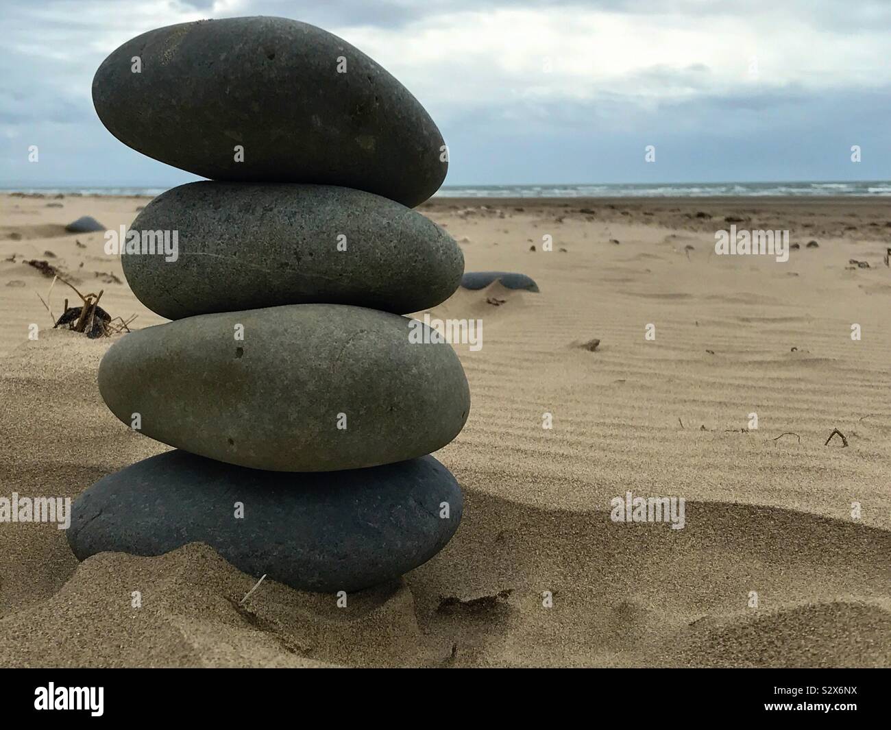 Stapel der Steine am Strand Stockfoto