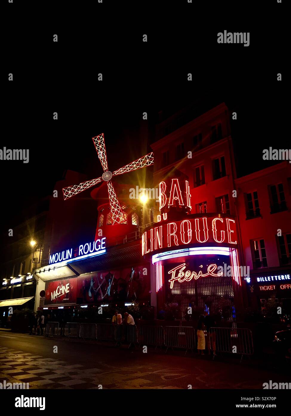 Ein Blick auf die legendären Moulin Rouge in der Nacht. Stockfoto