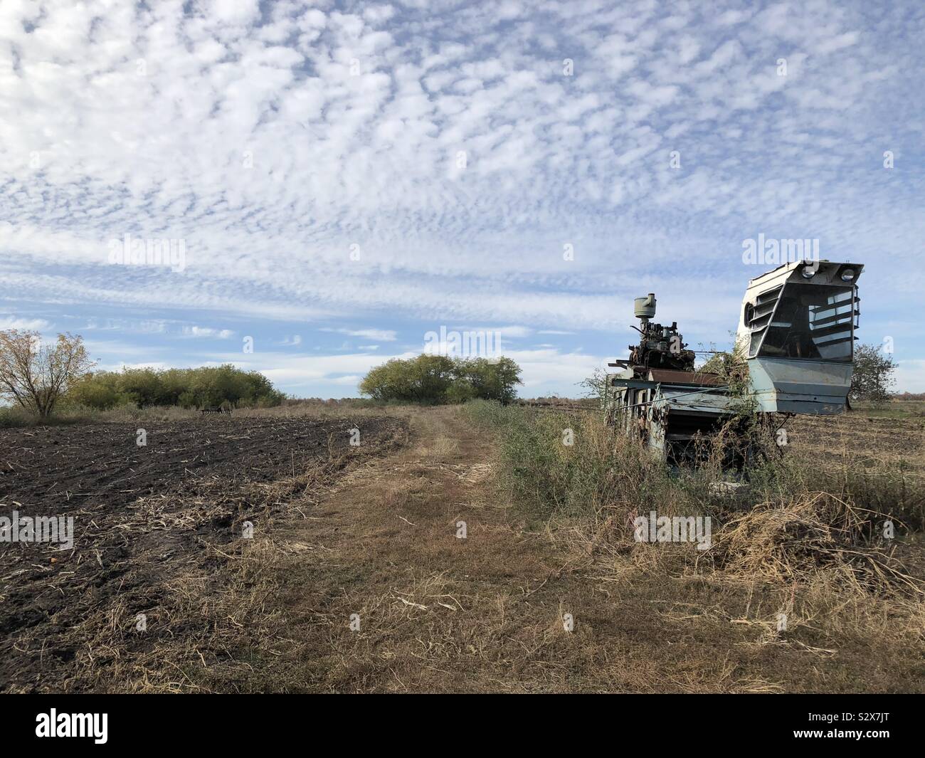 Alte Maschine in ein leeres Feld in der Ukraine Stockfoto