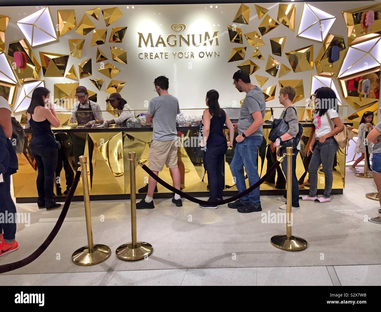 Magnum Eis bar Pop up Salon in Saks Fifth Avenue, New York, USA Stockfoto