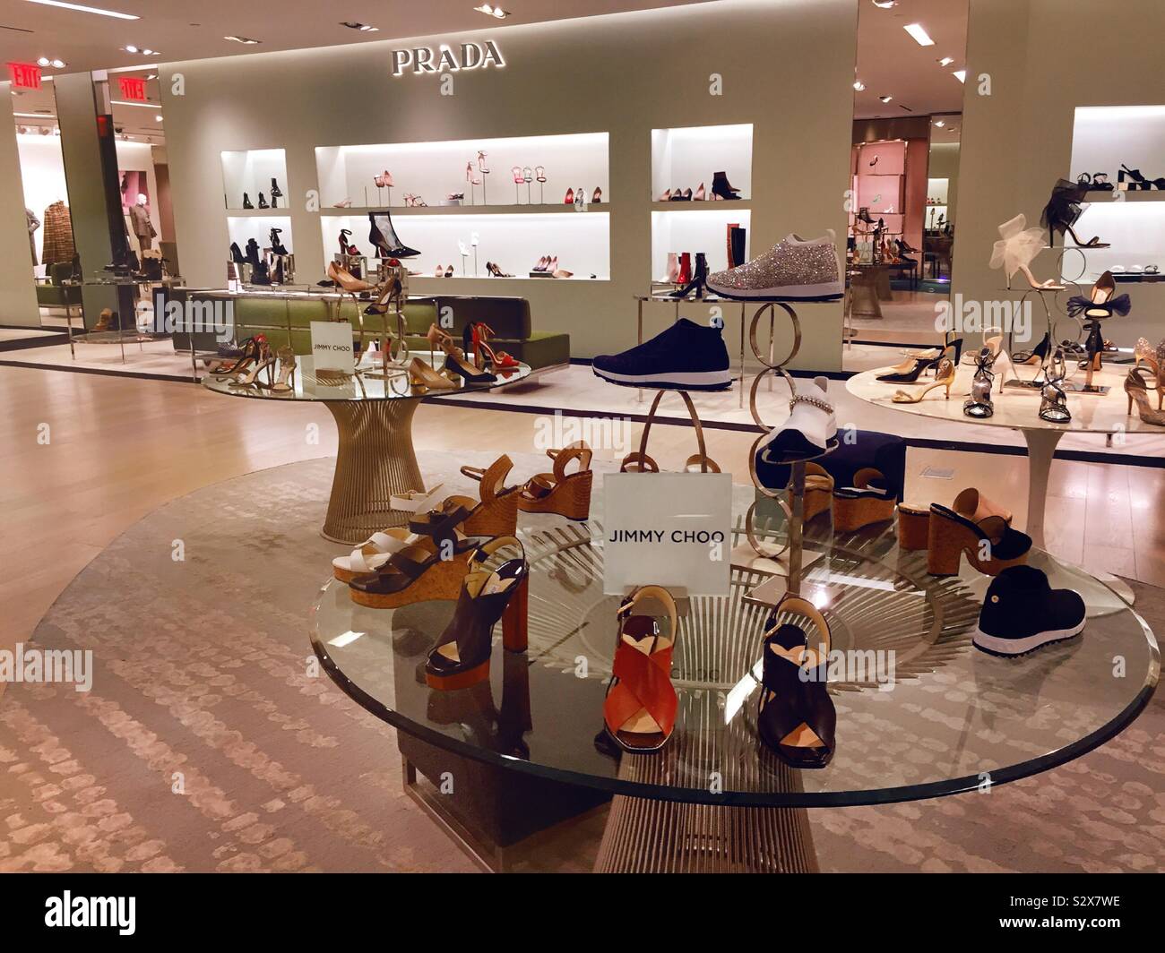 Schuh Abteilung der Frau bei Saks Fifth Avenue verfügt über viele Marken und Typen von Damen Schuhe, NYC, USA Stockfoto