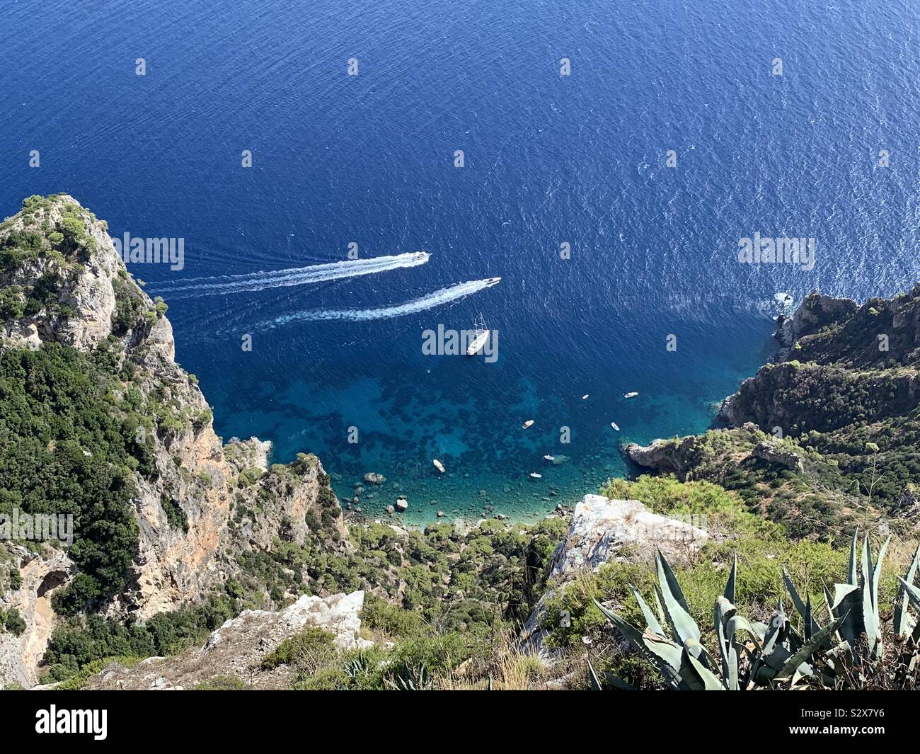 Capri, Italien - Cliff Side Blick auf die Boote Stockfoto