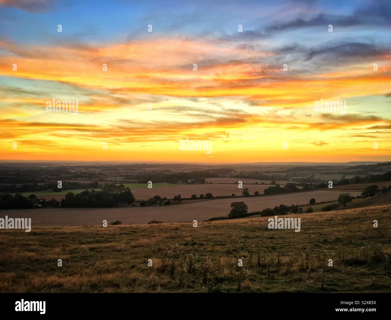 Blick auf den Sonnenuntergang über der Kent Weald von Farthing Common Stockfoto