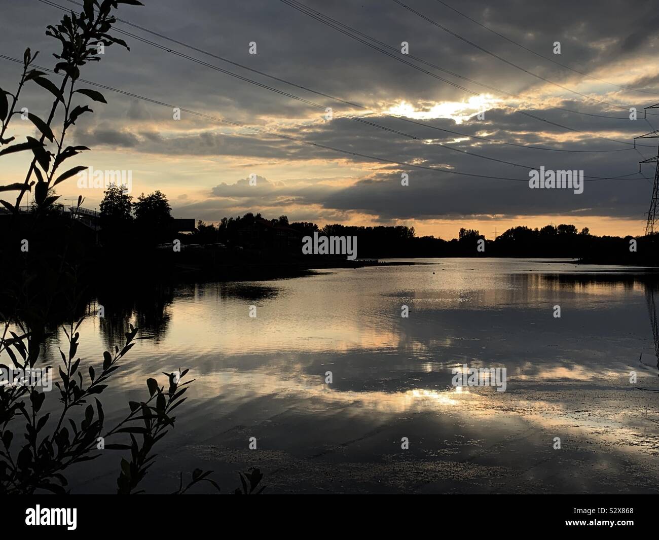 Sonnenuntergang über Verkauf Wasser auf der Seite der Autobahn m60 in Manchester UK Stockfoto