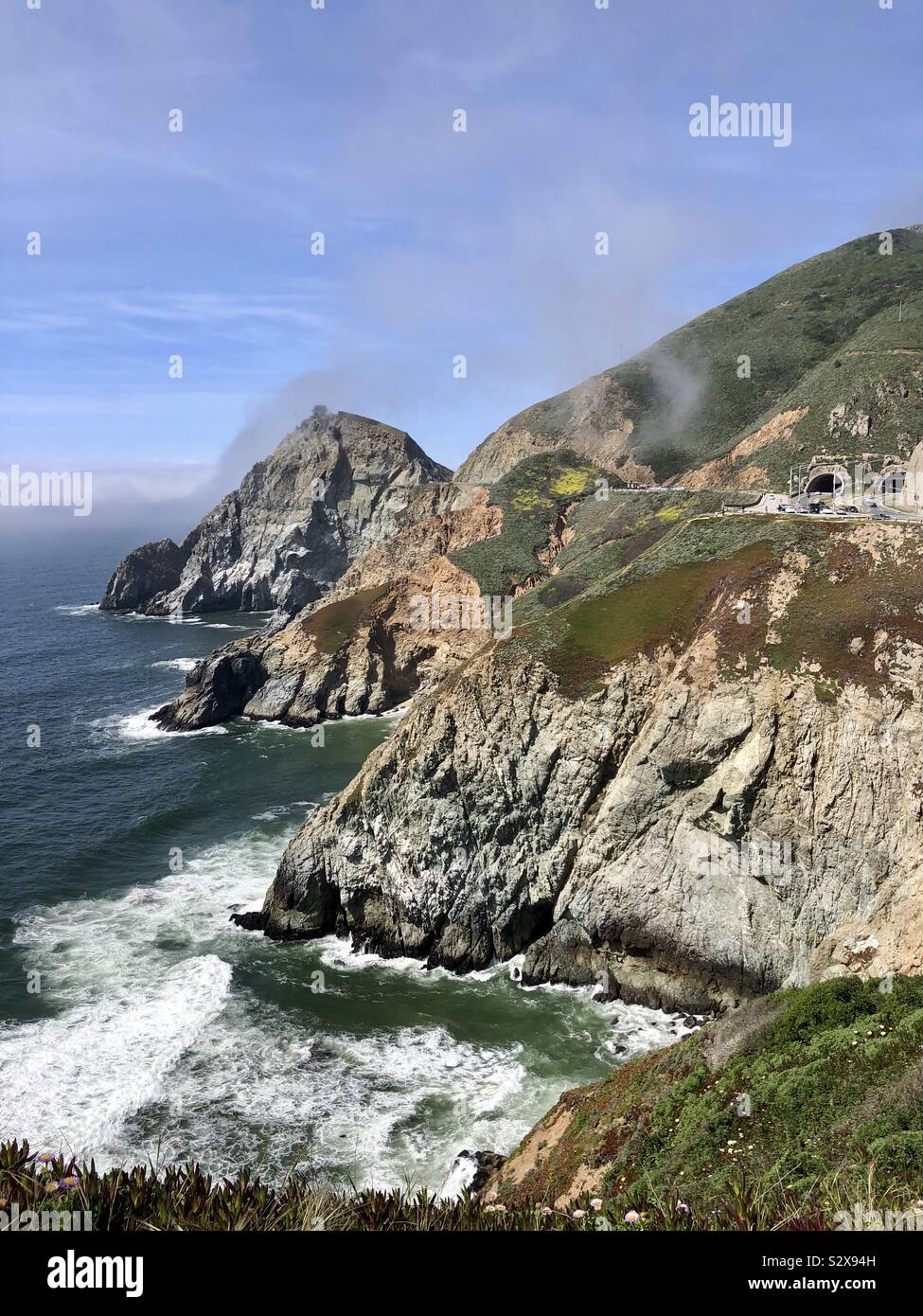 Die zerklüftete Küste von Kalifornien, Blick auf die hohen Klippen hinunter in die blau-grüne Meer stürzen. Stockfoto