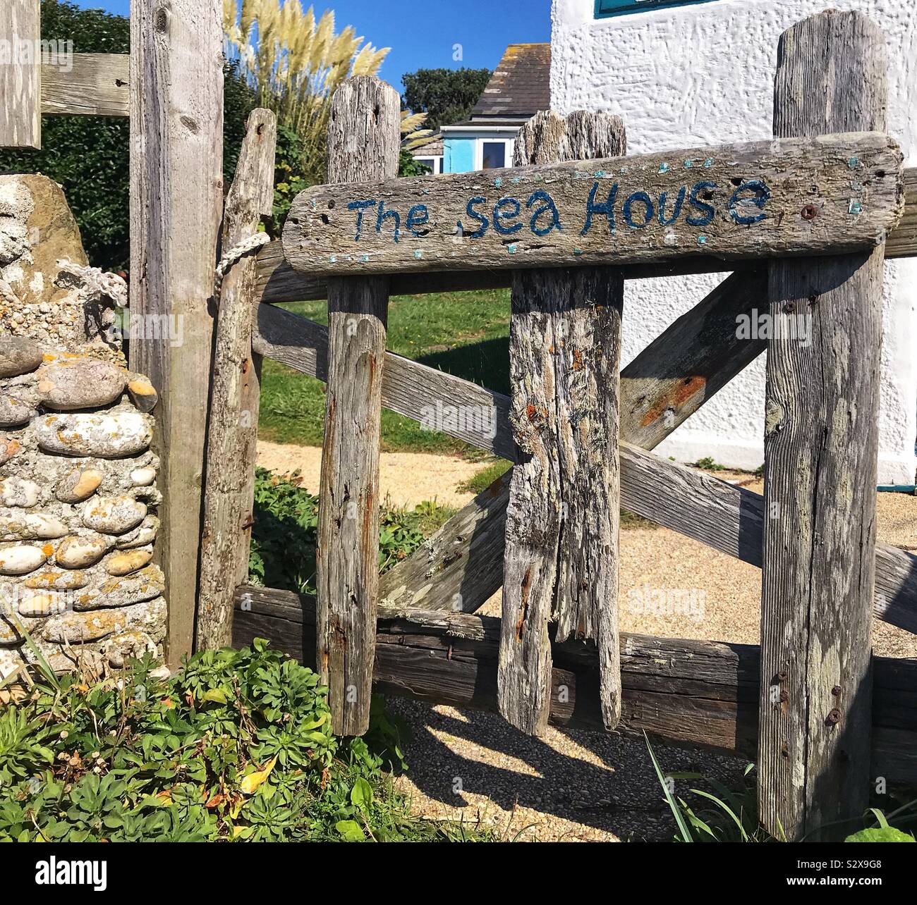 Das Meer Haus - altes Holz Garten Tor an Lizard Halbinsel Cornwall GROSSBRITANNIEN Stockfoto