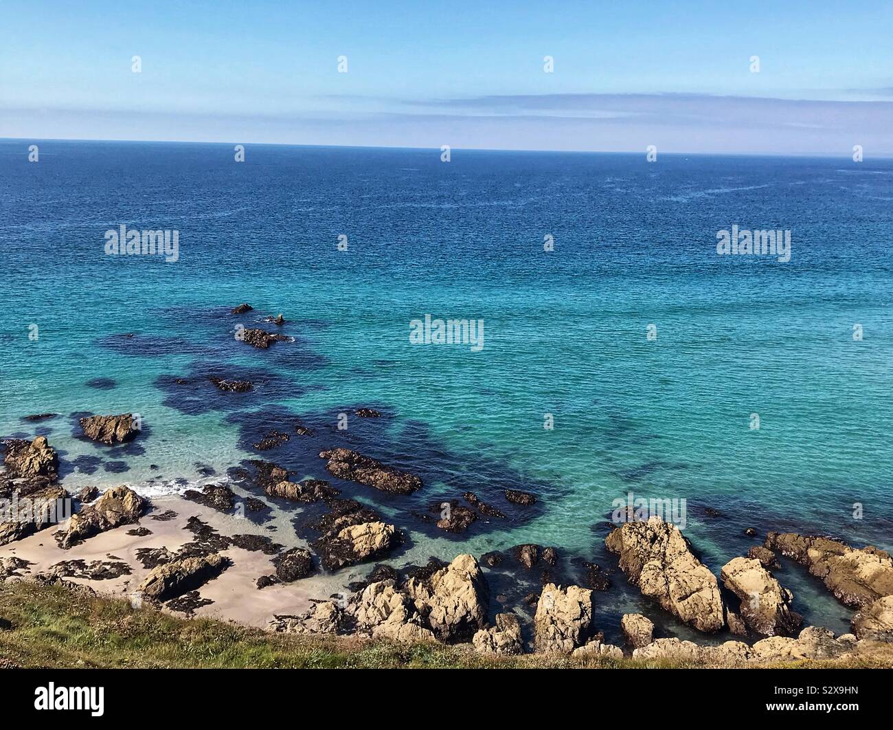 Blick auf den Atlantik von den Klippen Der Lizard Halbinsel in Cornwall, Großbritannien Stockfoto