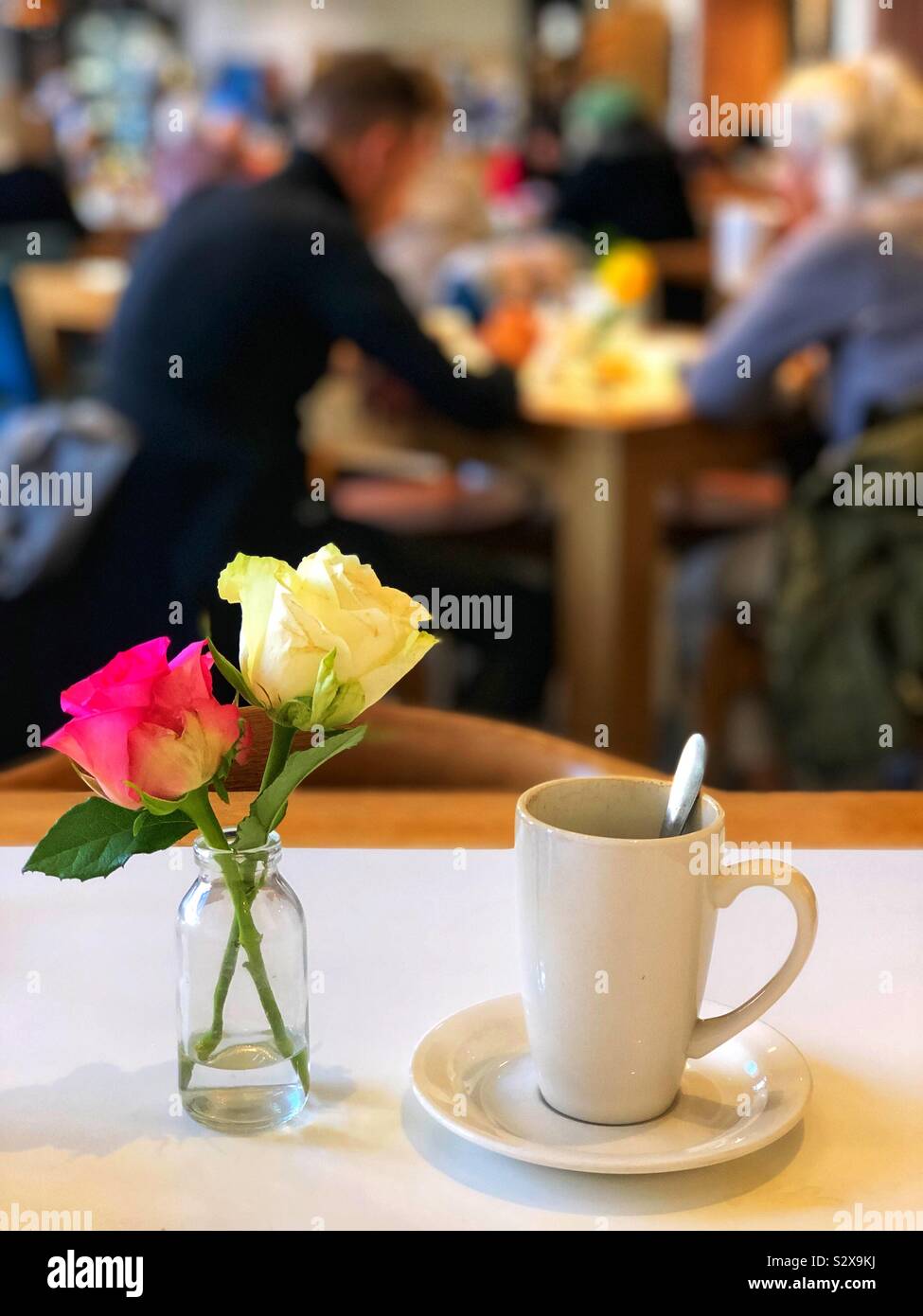 Tasse Kaffee im Cafe - Smartphone-aufgenommenes Stockfoto