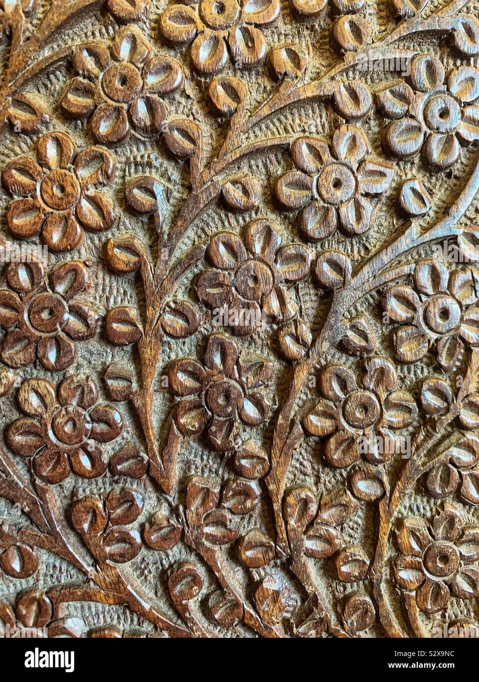 Florale Muster geschnitzt aus Holz. Stockfoto