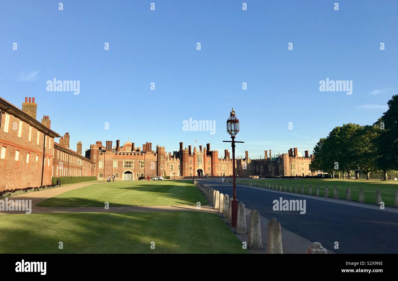 Einen Blick auf den Hampton Court Palace in der Abendsonne, Richmond upon Thames, Großbritannien Stockfoto